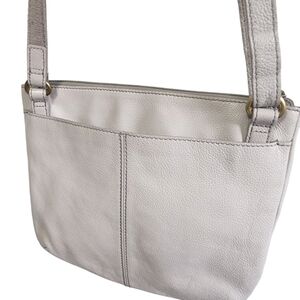 FOSSIL TINSLEY PEBBLED COW HIDE LEATHER CROSSBODY BAG. GRAY/TAUPE